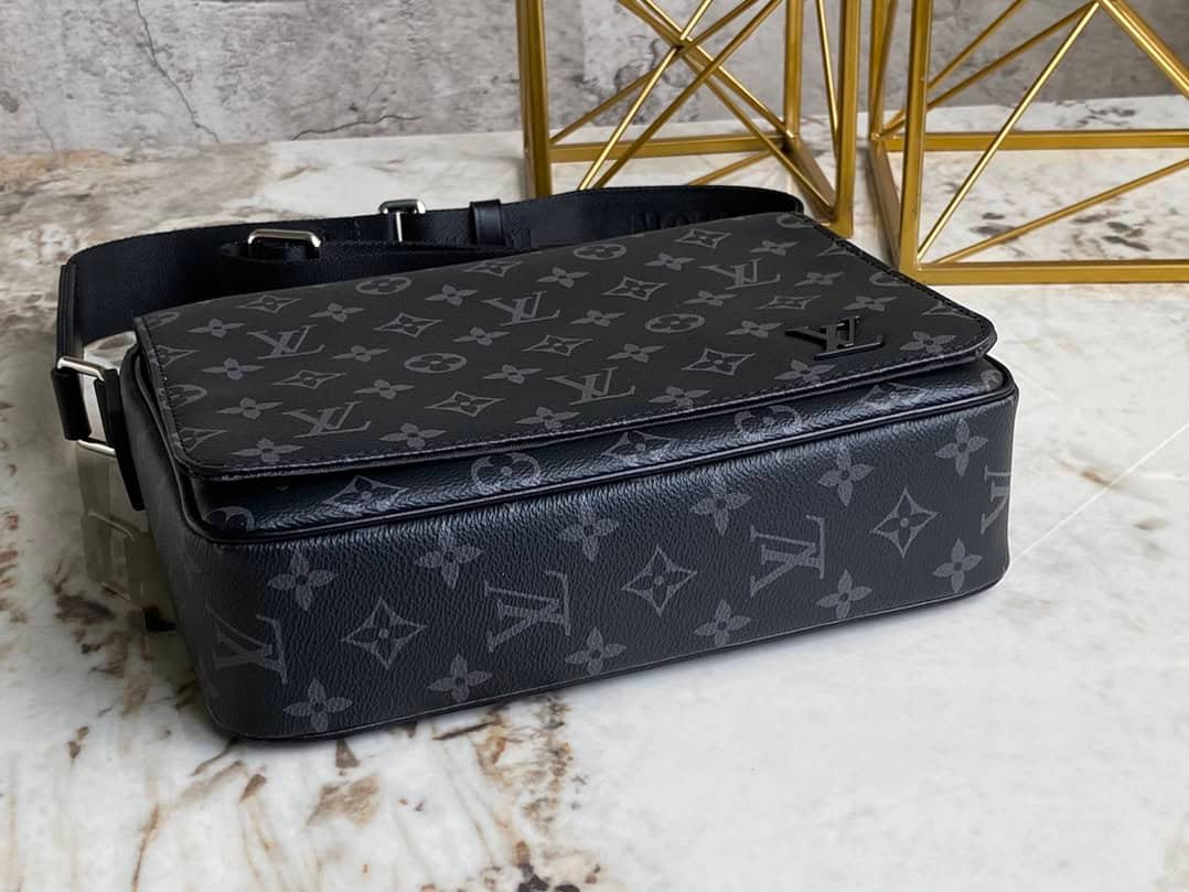 Louis Vuitton Men's District Messenger Bag - Black 32657 | Sandra Bags - Image 4
