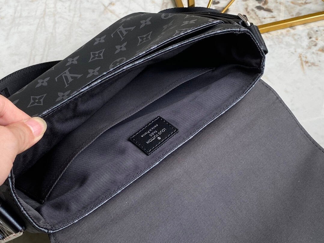 Louis Vuitton Men's District Messenger Bag - Black 32657 | Sandra Bags - Image 2