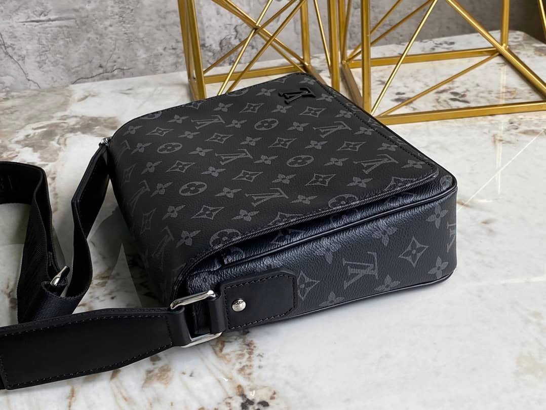 Louis Vuitton Men's District Messenger Bag - Black 32657 | Sandra Bags - Image 5