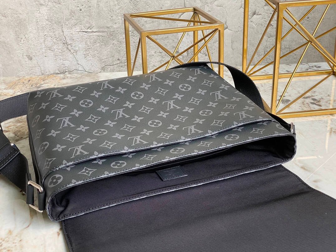 Louis Vuitton Men's District Medium-Sized Handbag - Black 59832 | Sandra Bags - Image 2