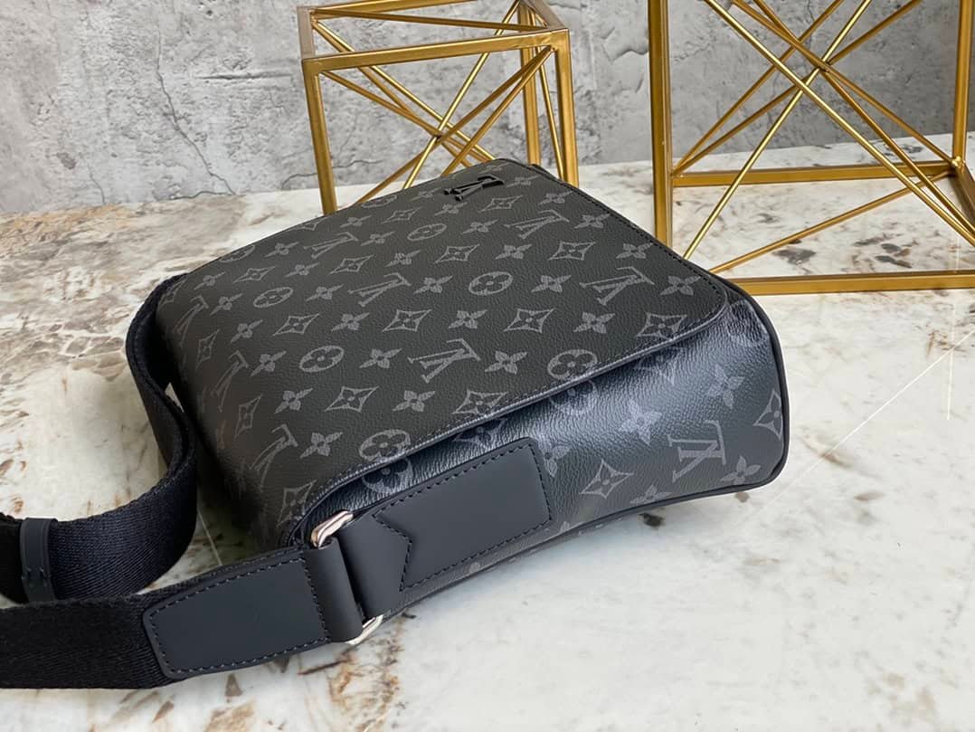 Louis Vuitton Men's DISTRICT Small-Sized Handbag 15355 | Sandra Bags - Image 5