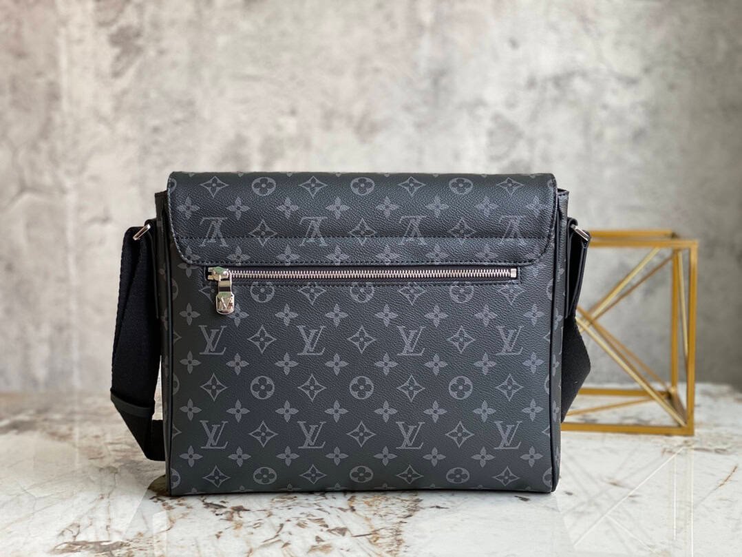 Louis Vuitton Men's DISTRICT Medium-Sized Handbag 50533 | Sandra Bags - Image 3