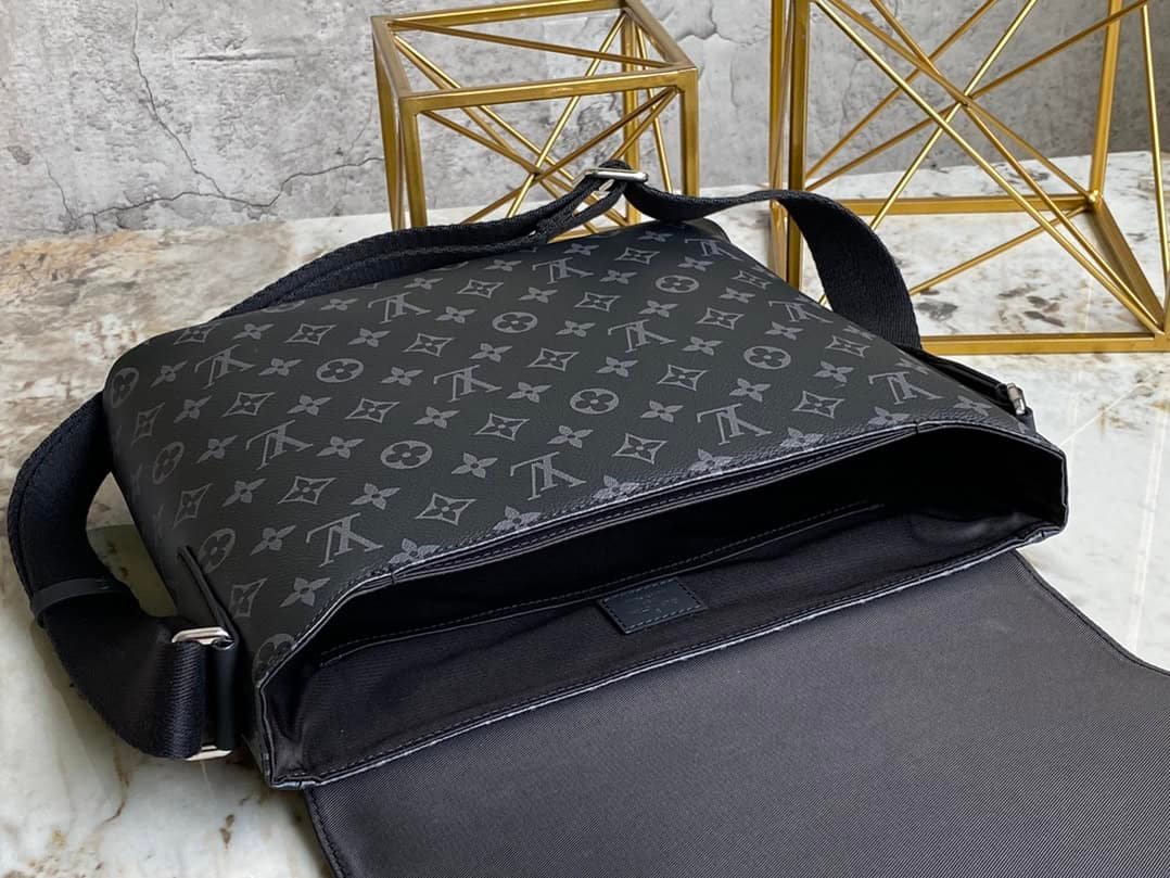 Louis Vuitton Men's DISTRICT Medium-Sized Handbag 50533 | Sandra Bags - Image 2