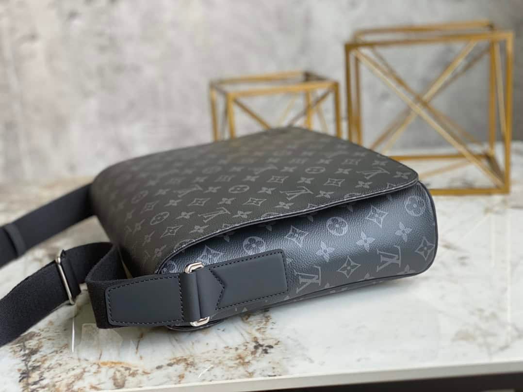 Louis Vuitton Men's DISTRICT Medium-Sized Handbag 50533 | Sandra Bags - Image 5