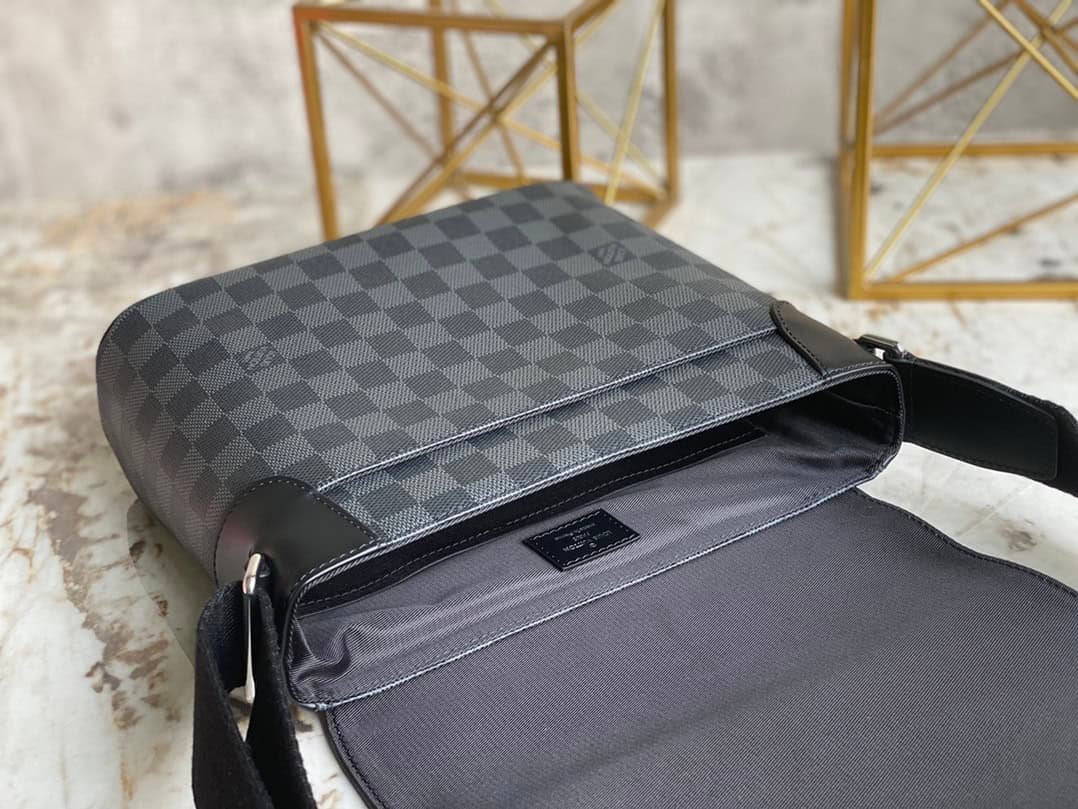 Louis Vuitton DISTRICT Small Men's Messenger Bag 40673 | Sandra Bags - Image 3