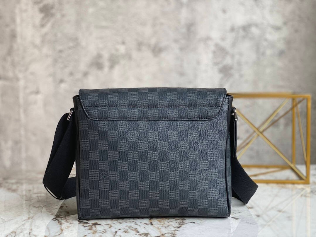 Louis Vuitton DISTRICT Small Men's Messenger Bag 40673 | Sandra Bags - Image 5