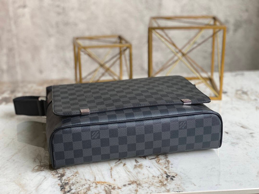 Louis Vuitton Men's DISTRICT Medium Handbag 20199 | Sandra Bags - Image 3