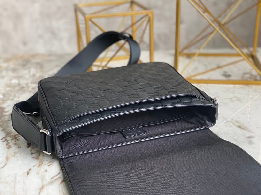Louis Vuitton Men's DISTRICT Small Messenger Bag - Black 75467 | Sandra Bags - Image 2