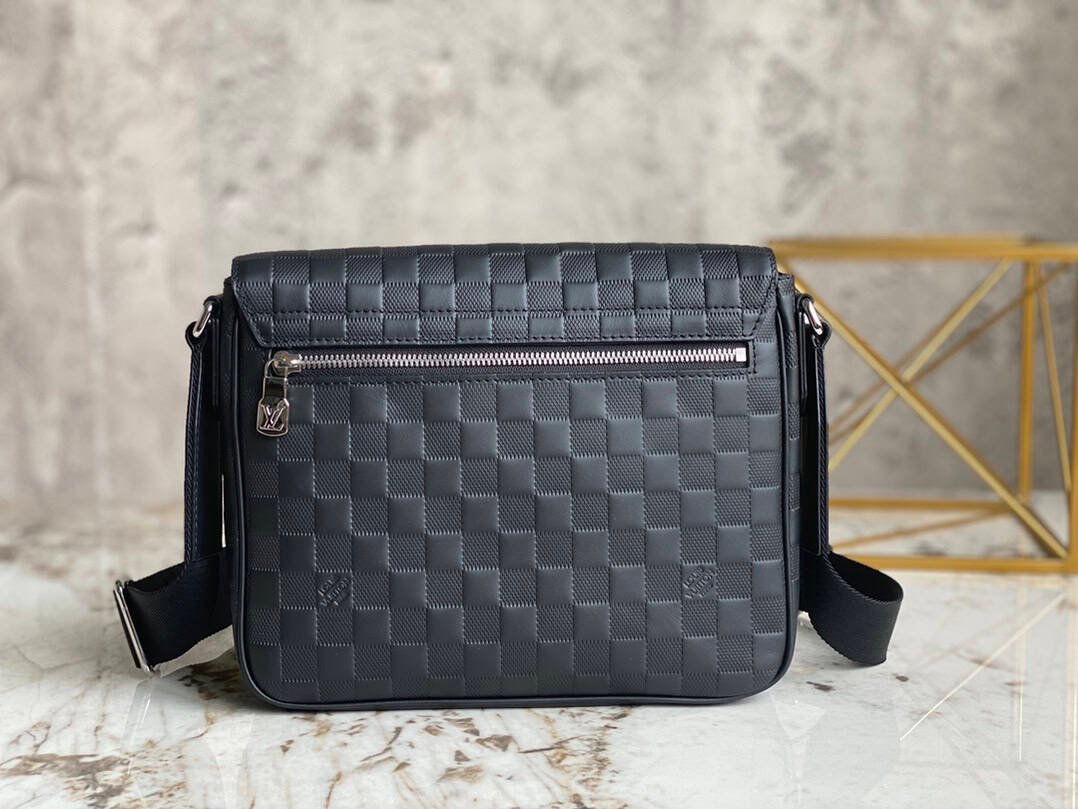 Louis Vuitton Men's DISTRICT Small Messenger Bag - Black 75467 | Sandra Bags - Image 3
