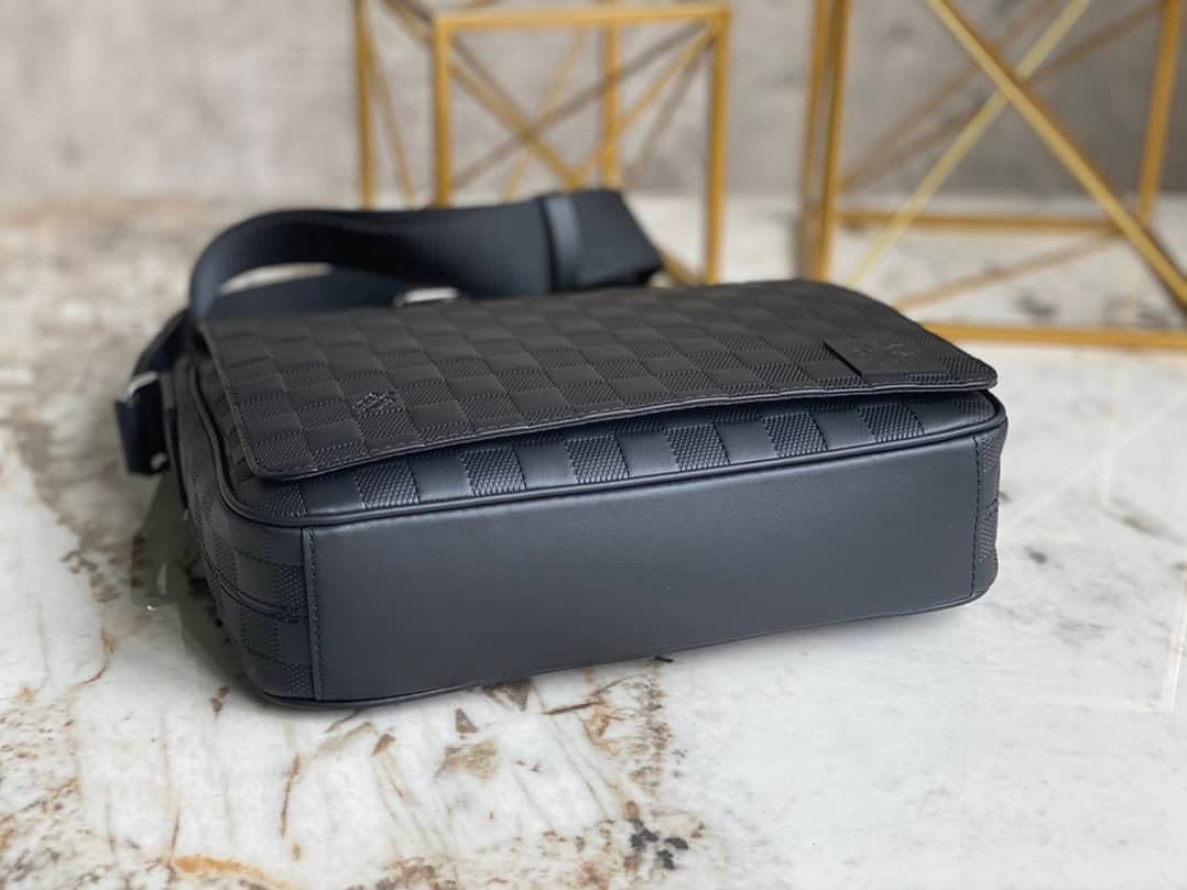 Louis Vuitton Men's DISTRICT Small Messenger Bag - Black 75467 | Sandra Bags - Image 4