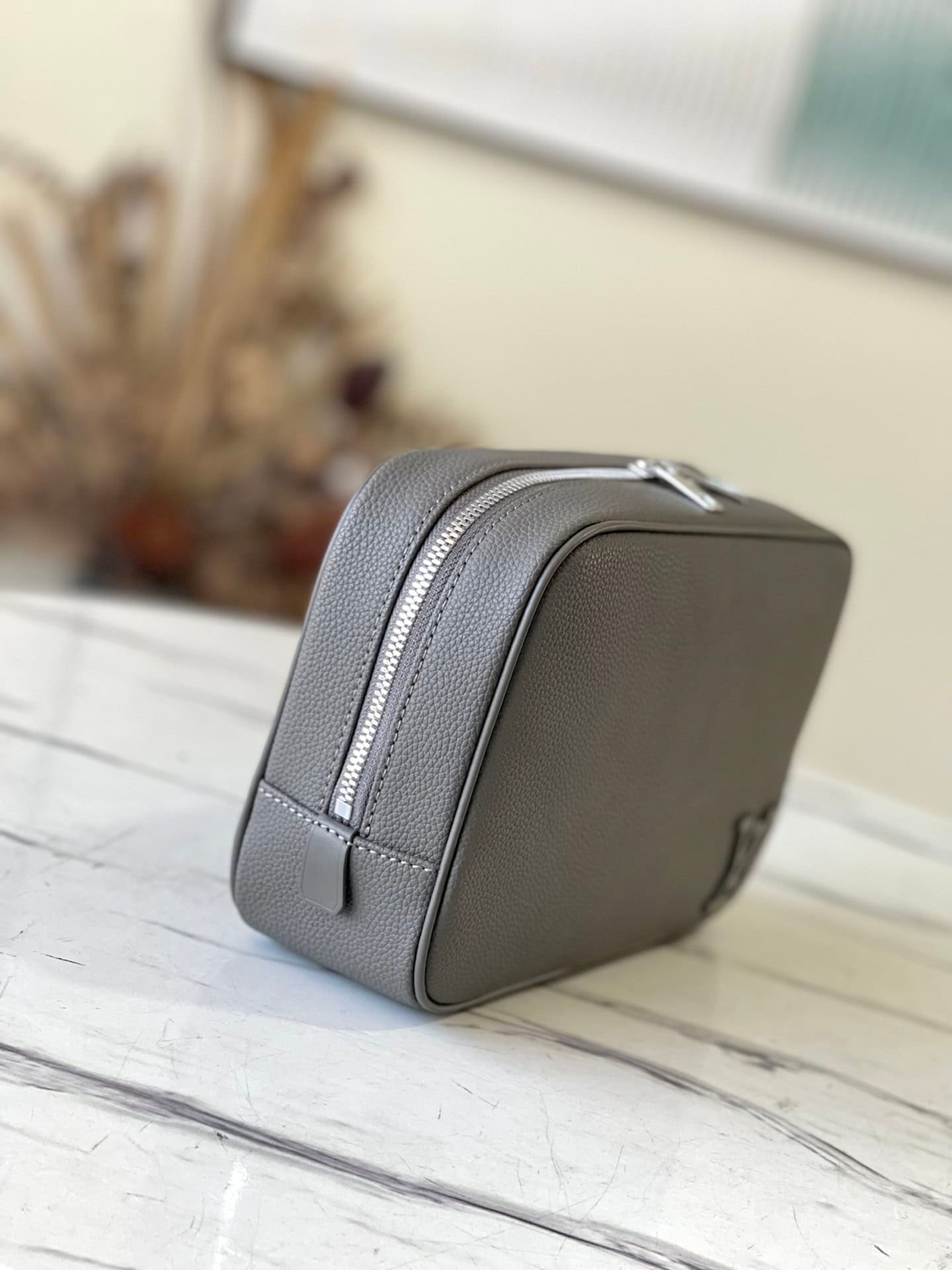 Louis Vuitton Practical Toiletry Leather Clutch - Green 78789 | Sandra Bags - Image 3