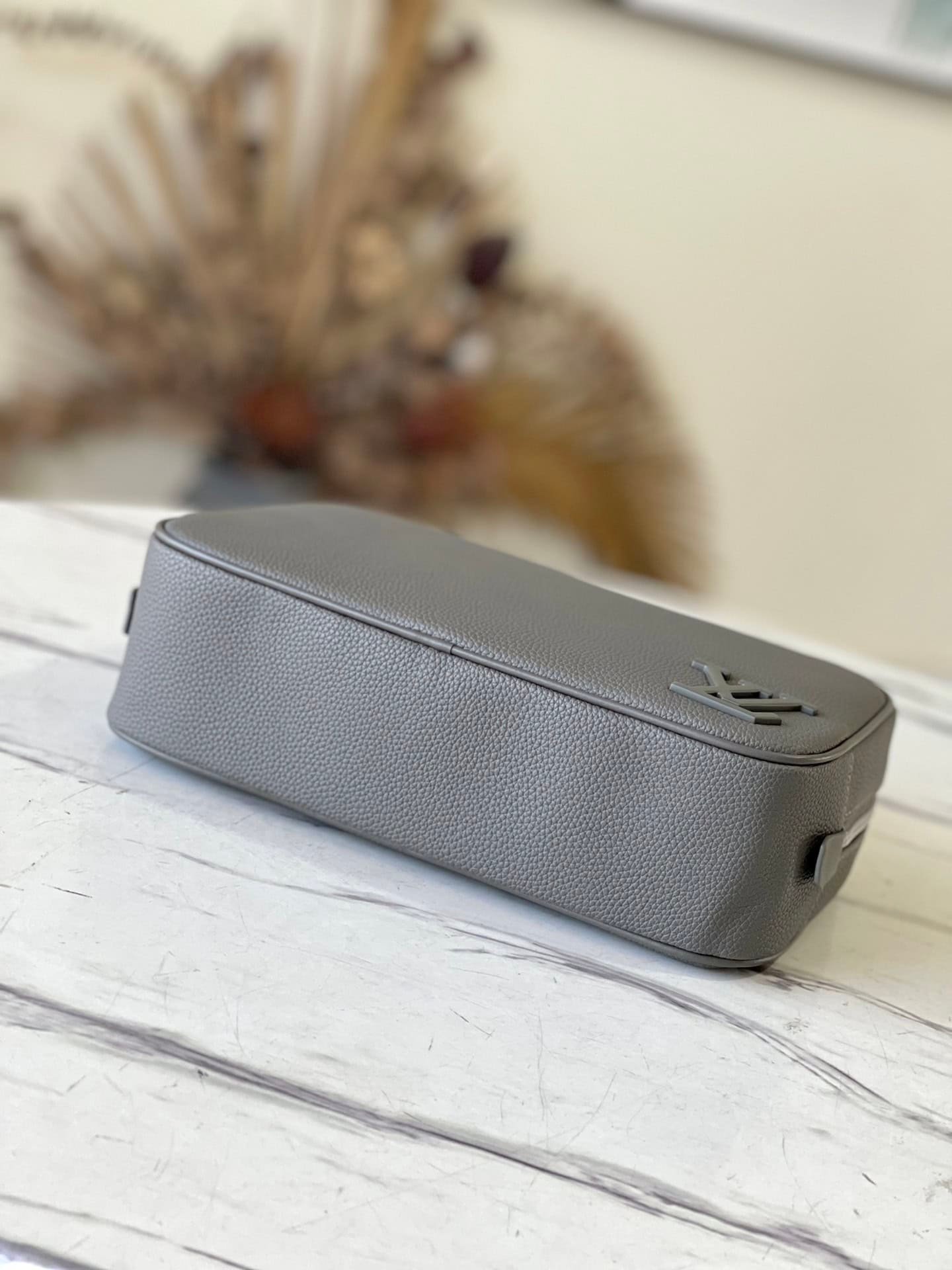 Louis Vuitton Practical Toiletry Leather Clutch - Green 78789 | Sandra Bags - Image 4