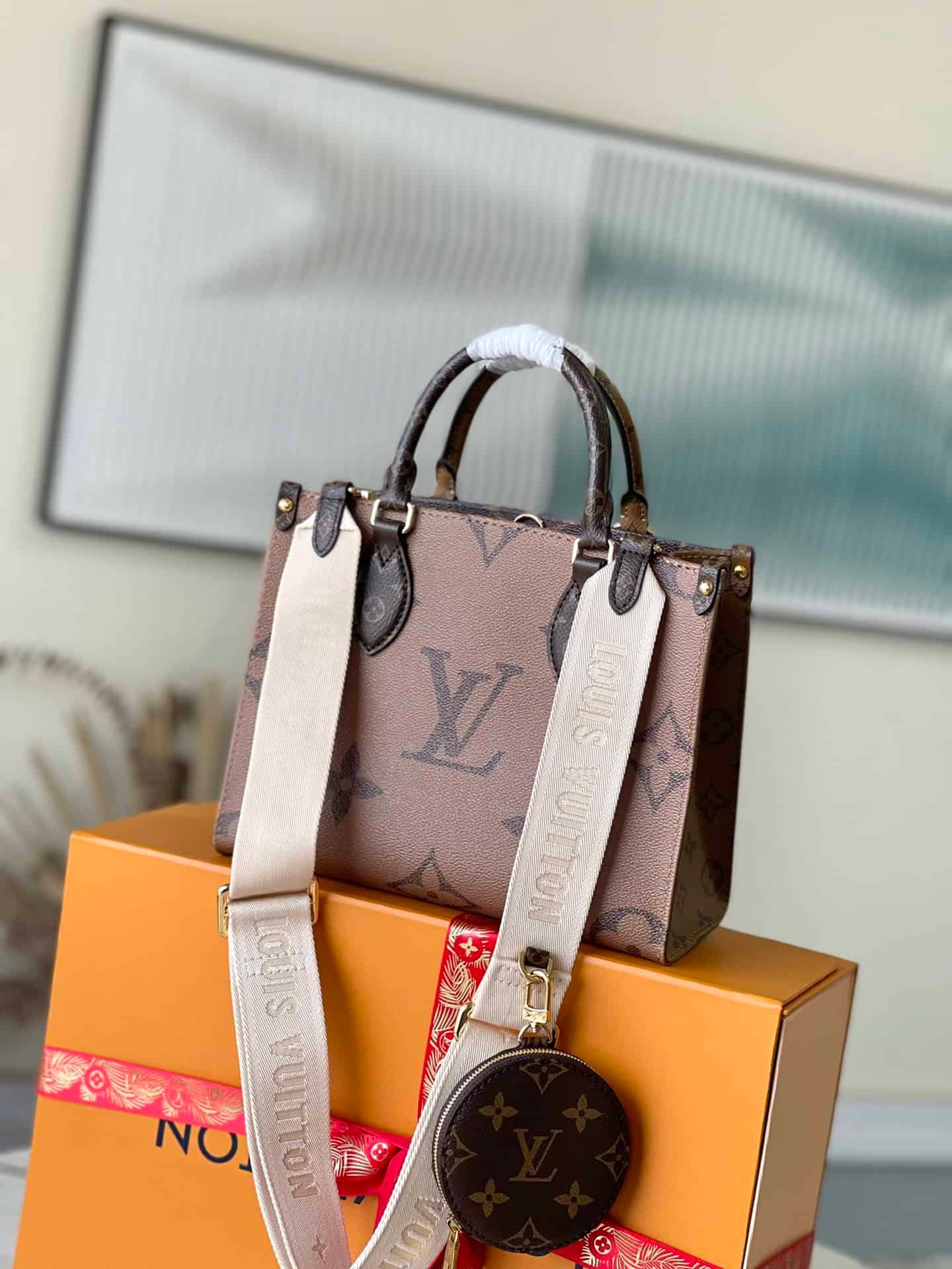 Louis Vuitton OnTheGo Small Handbag 12495 | Sandra Bags - Image 4