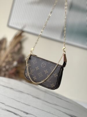 Louis Vuitton Mini Pochette Chain Handbag 33157 | Sandra Bags