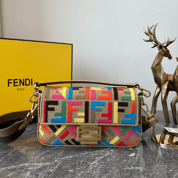 Fendi Baguette Classic Medium Handbag - Heart Shopping 48927 | Sandra Bags