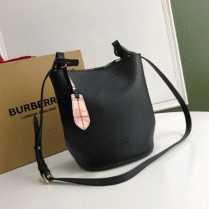 Burberry Women's One Shoulder Messenger Bag - Black 95991 | Sandra Bags