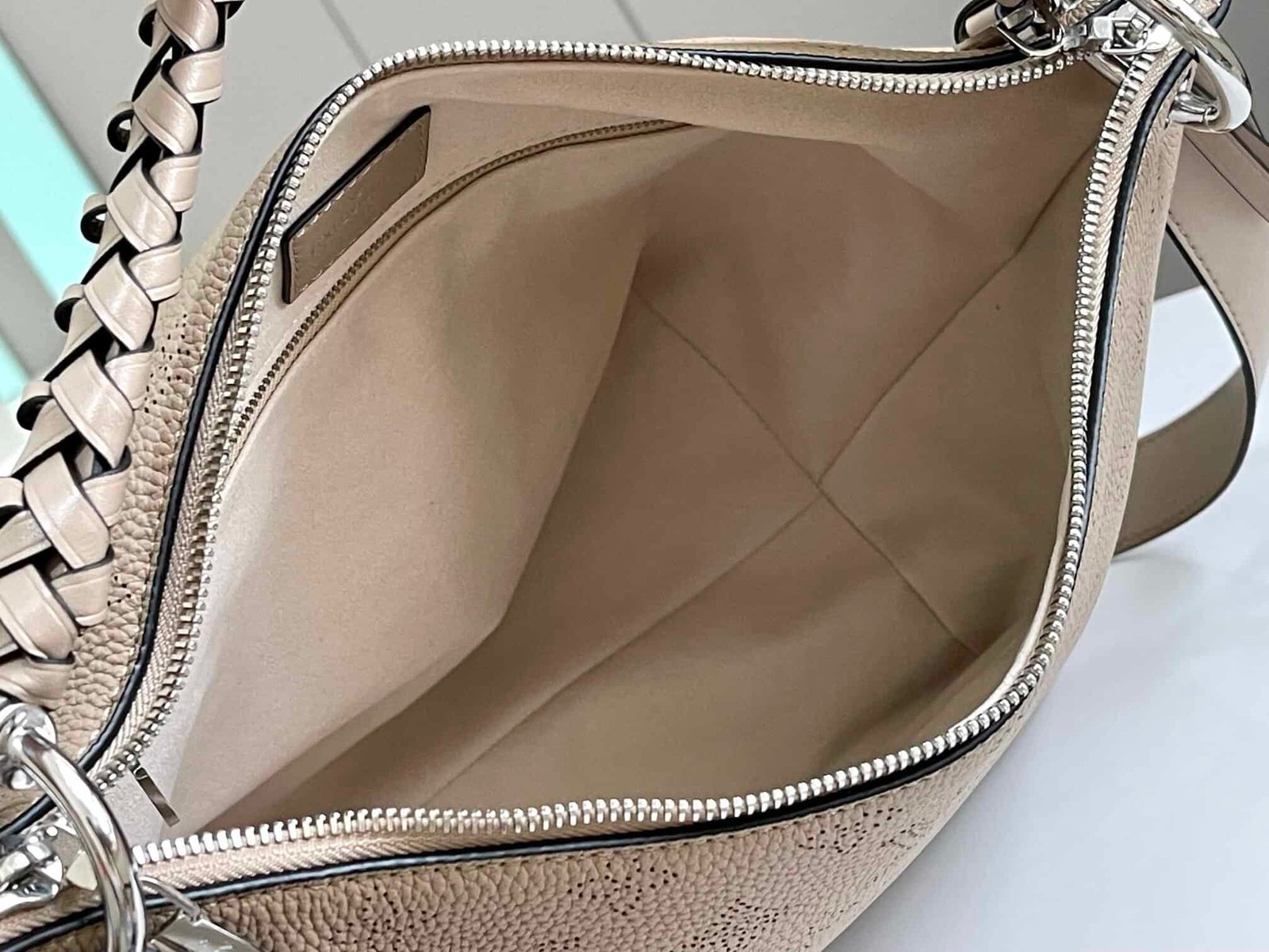 Louis Vuitton Beaubourg Hobo Medium Handbag - Cream 54455 | Sandra Bags - Image 3