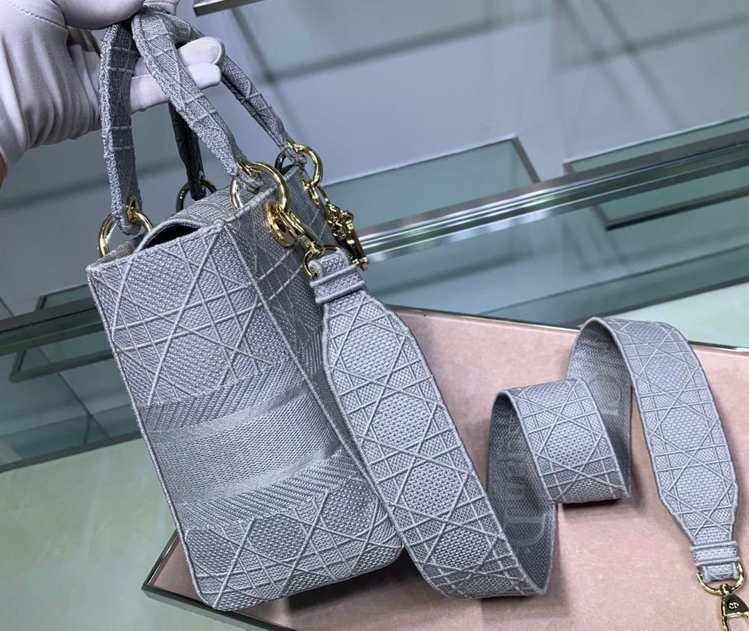 Dior Five-Grid Cannage Pattern D-Lite Handbag - Light Blue 86949 | Sandra Bags - Image 4