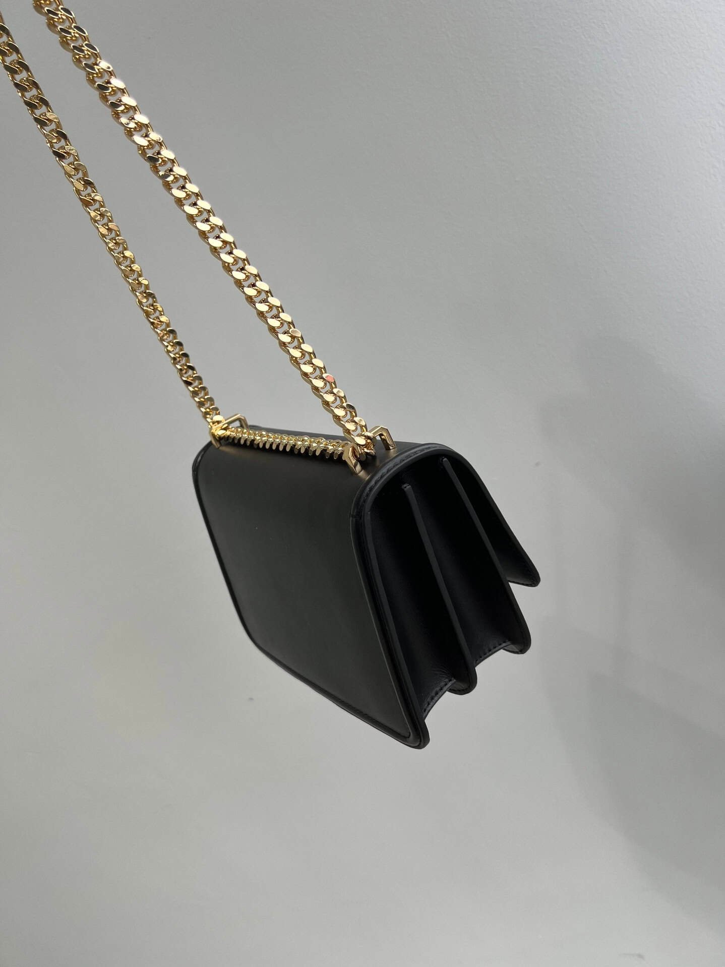 Burberry Women Small Tb Grainy Leather Shoulder Bag - Black 82620 | Sandra Bags - Image 5