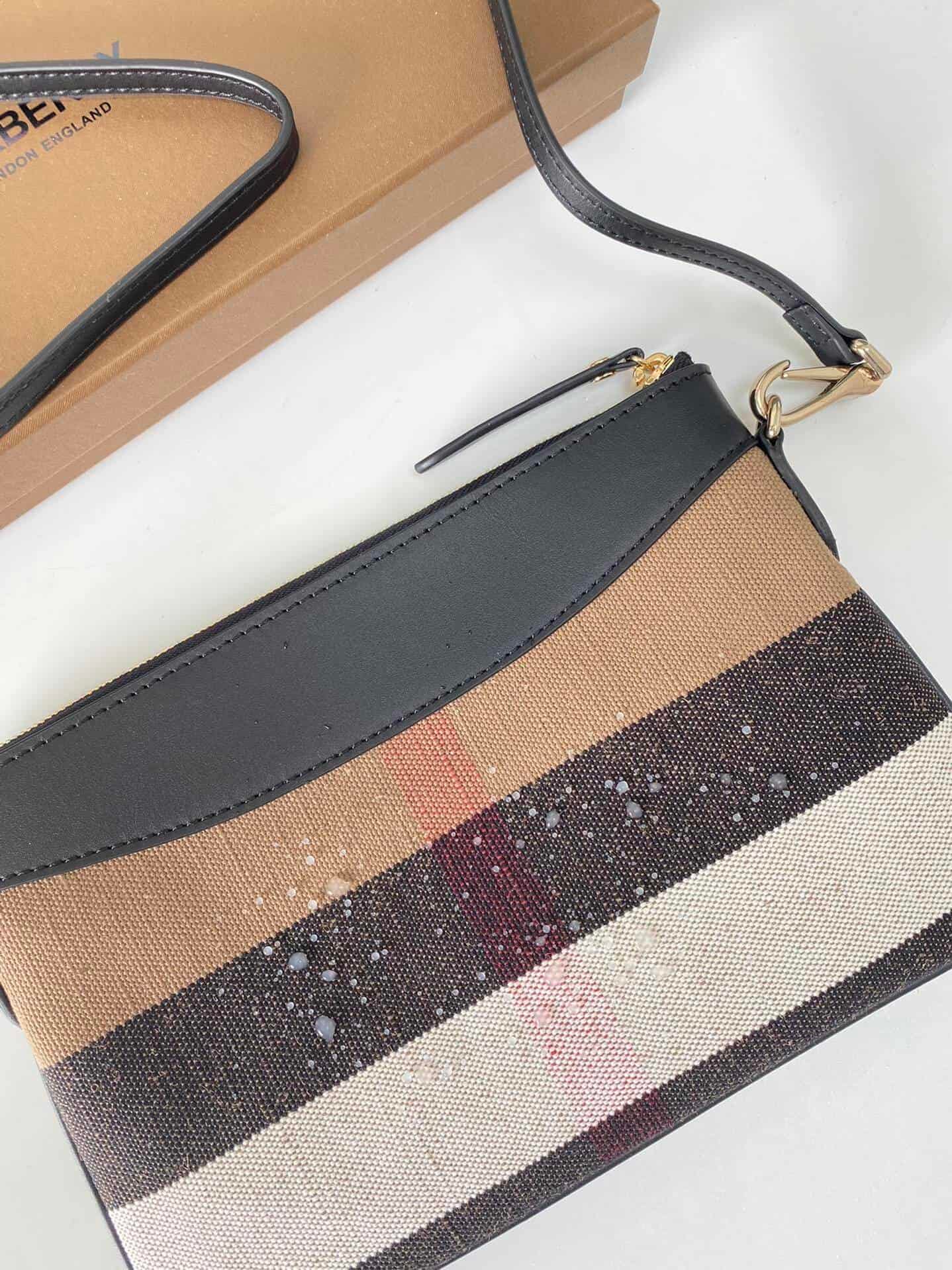 Burberry House Check Crossbody Clutch Bag 44800 | Sandra Bags - Image 5