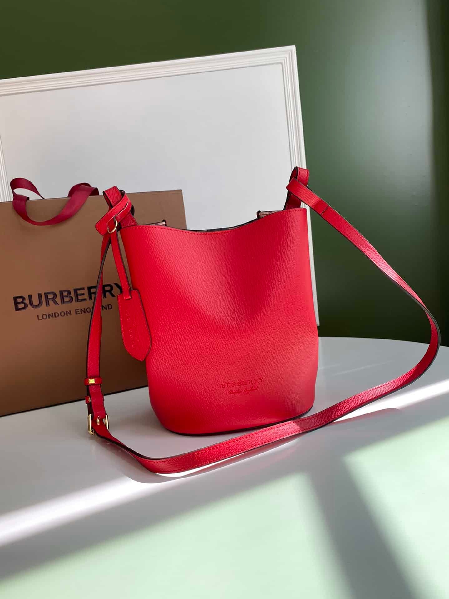 Burberry Women's One Shoulder Messenger Bag - Red 44016 | Sandra Bags - Image 2