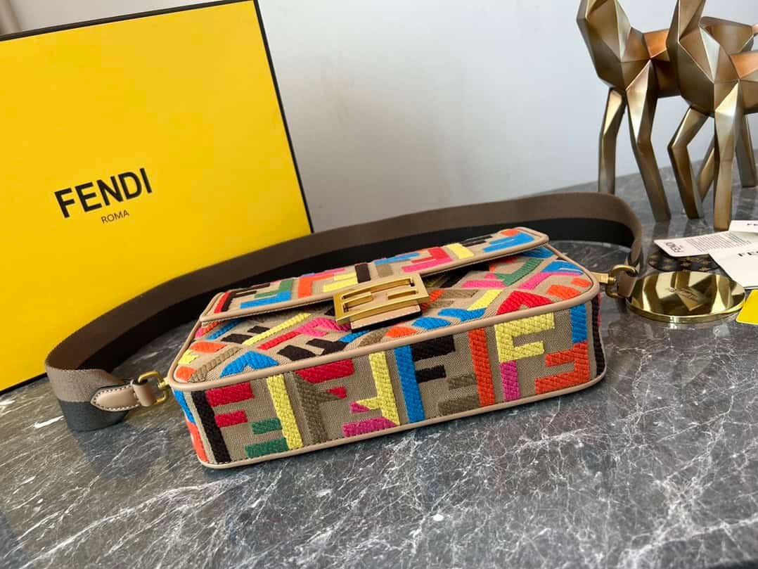 Fendi Baguette Classic Medium Handbag - Heart Shopping 48927 | Sandra Bags - Image 2