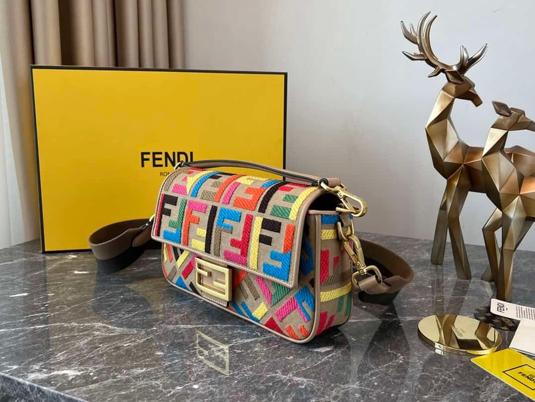 Fendi Baguette Classic Medium Handbag - Heart Shopping 48927 | Sandra Bags - Image 4