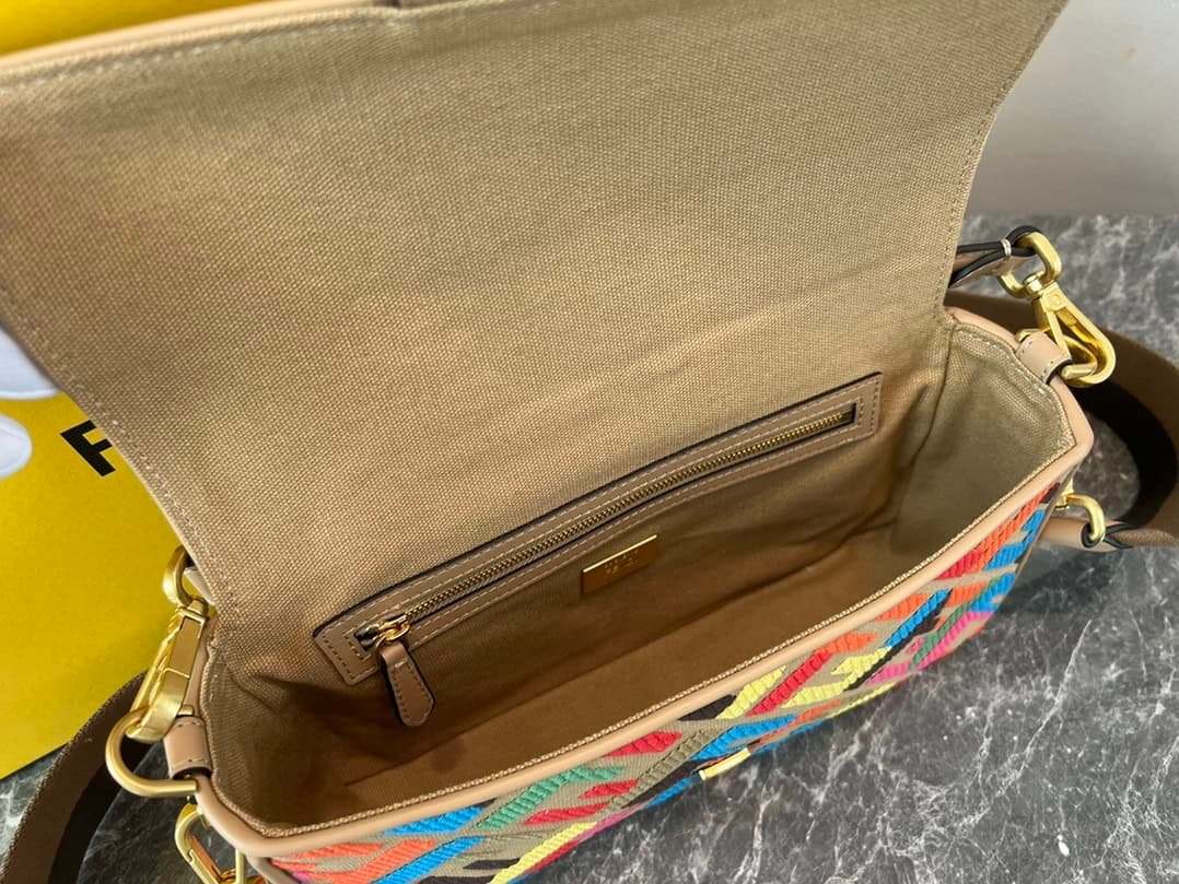 Fendi Baguette Classic Medium Handbag - Heart Shopping 48927 | Sandra Bags - Image 3