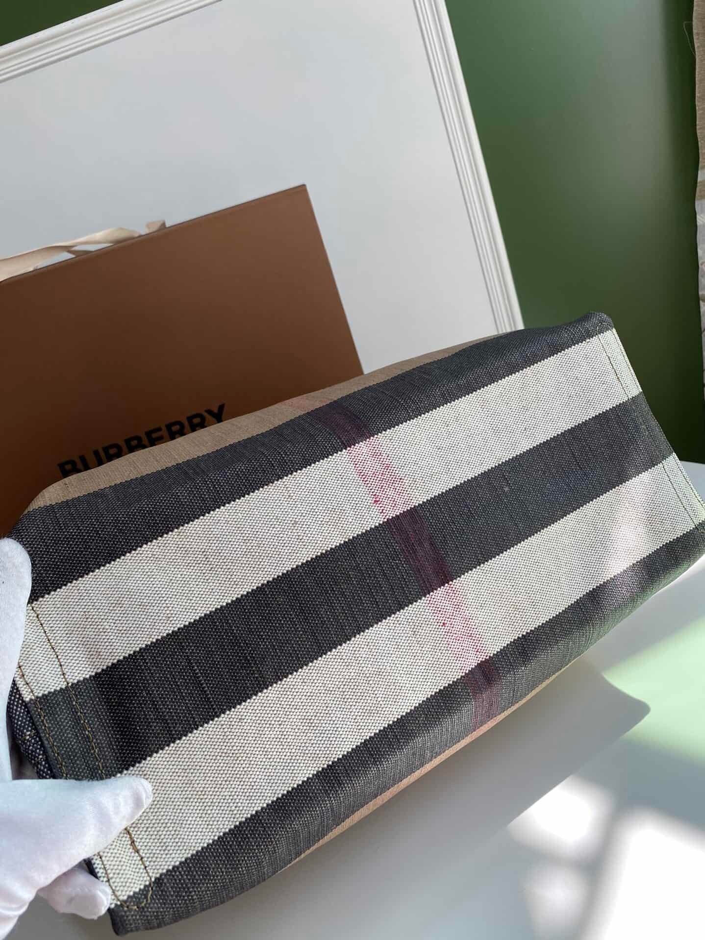 Burberry Graffiti Double-Sided Dual-Purpose Tote Bag 53616 | Sandra Bags - Image 4