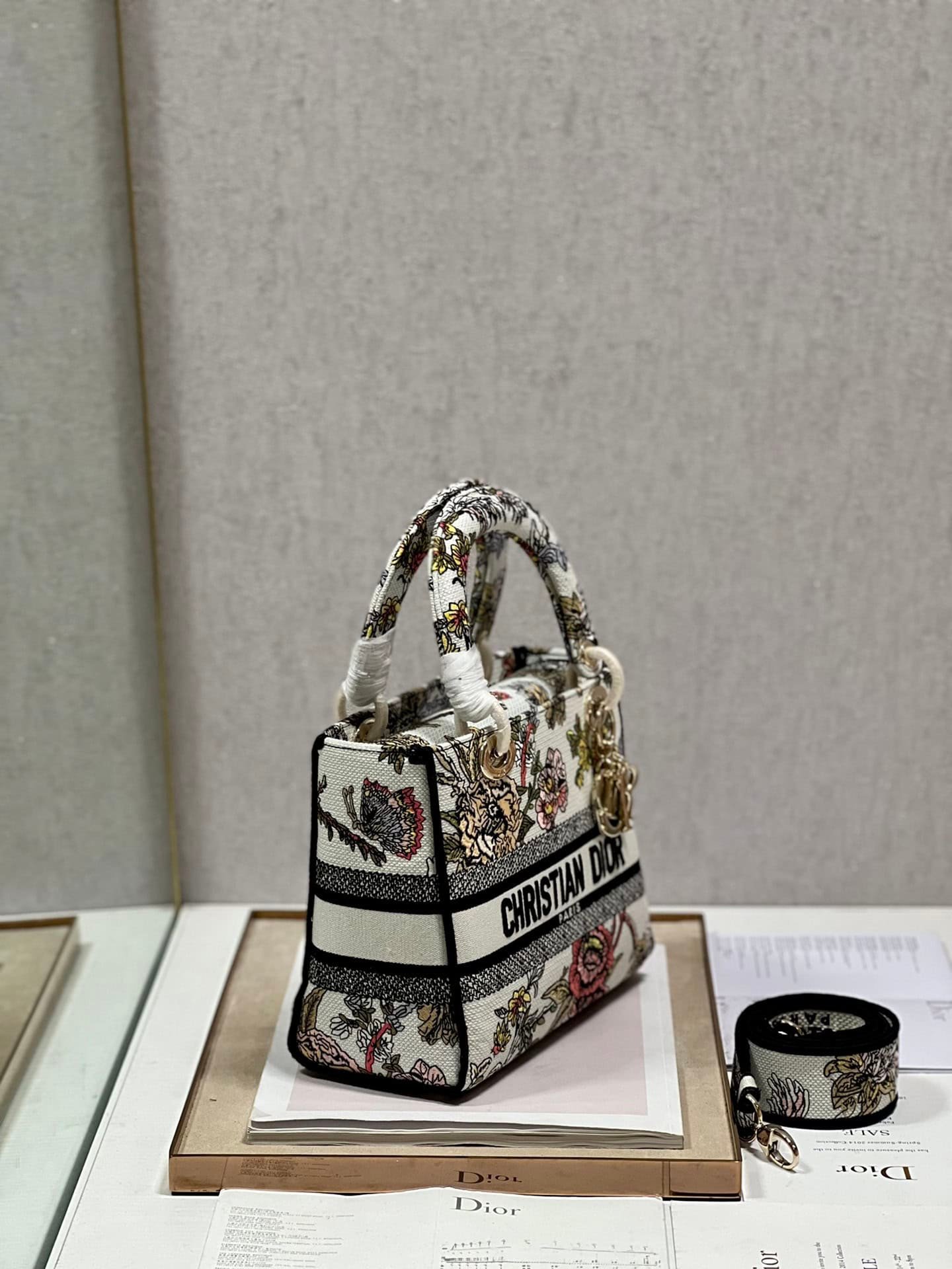 Dior Lᴀᴅʏ Embroidered Concubine Diana Bag - White peony flower 99198 | Sandra Bags - Image 3