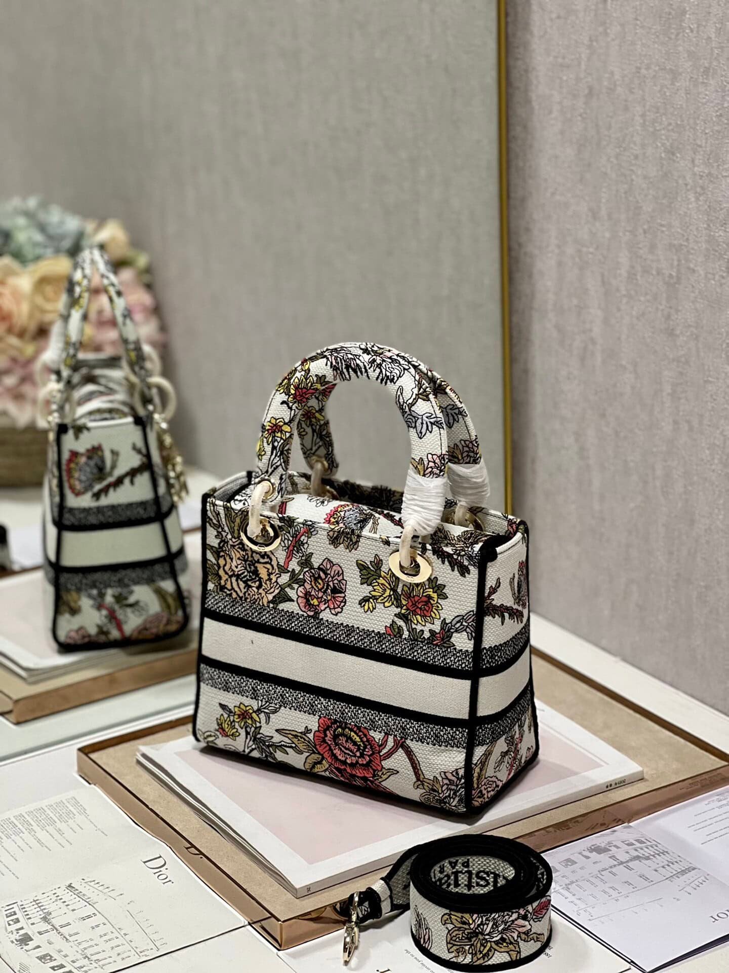 Dior Lᴀᴅʏ Embroidered Concubine Diana Bag - White peony flower 99198 | Sandra Bags - Image 4