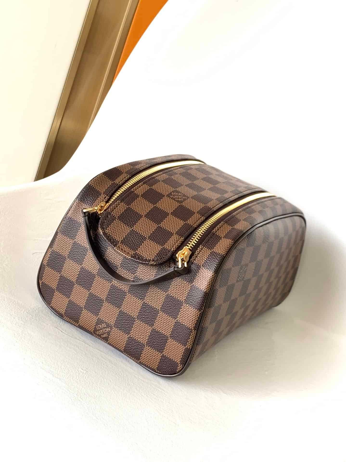 Louis Vuitton Oversized Wash Bag 51503 | Sandra Bags - Image 4