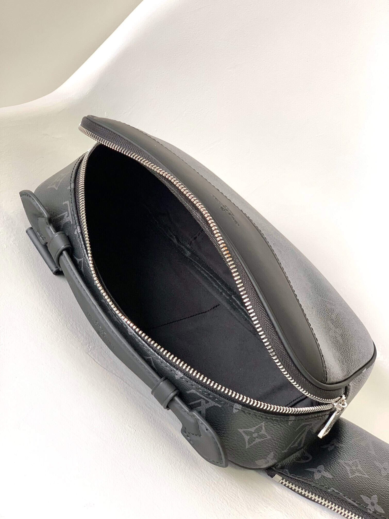 Louis Vuitton EXPLORER Chest Bag 75968 | Sandra Bags - Image 2