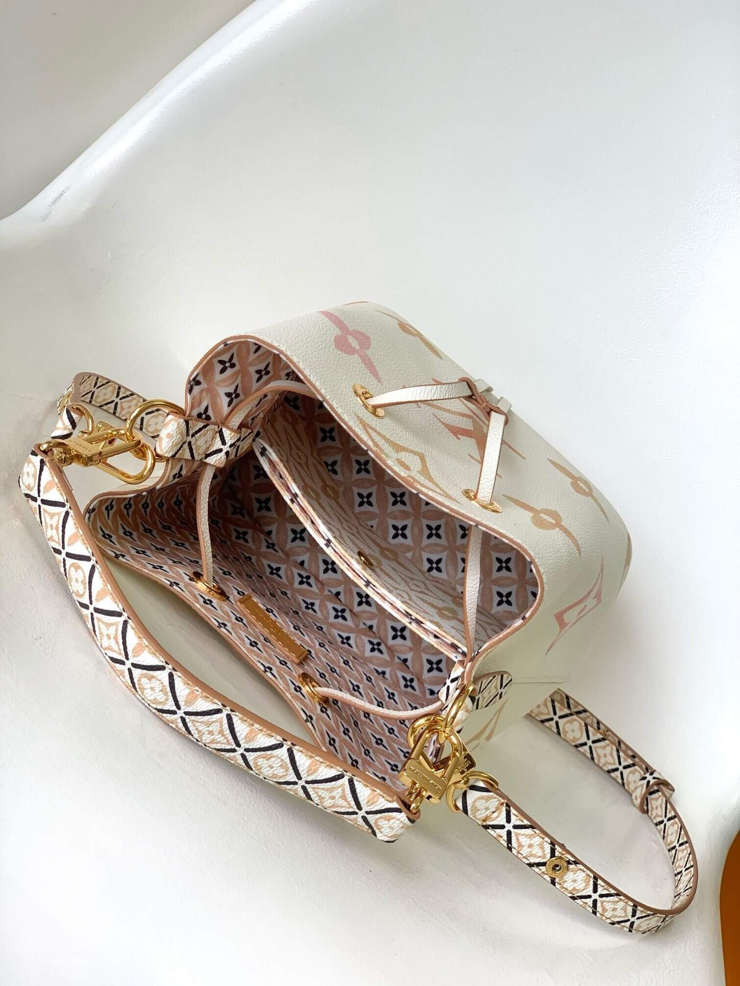 Louis Vuitton NeoNoé Bucket Bag - White/Brown 16849 | Sandra Bags - Image 2