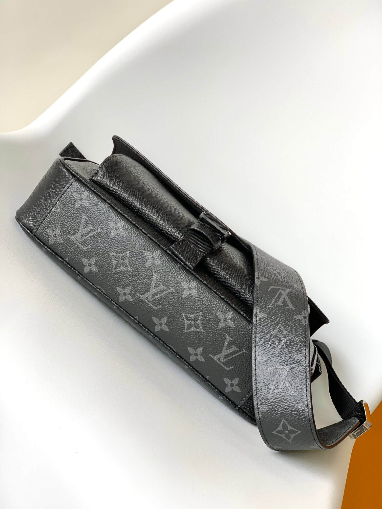 Louis Vuitton Taigarama Messenger Bag - Black 63450 | Sandra Bags - Image 3
