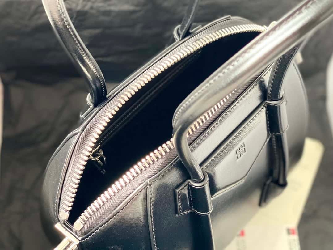 Givenchy Antigona Calfskin Handbag - Black 54080 | Sandra Bags - Image 2