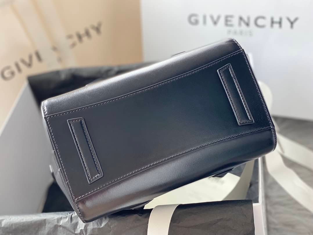 Givenchy Antigona Calfskin Handbag - Black 54080 | Sandra Bags - Image 3