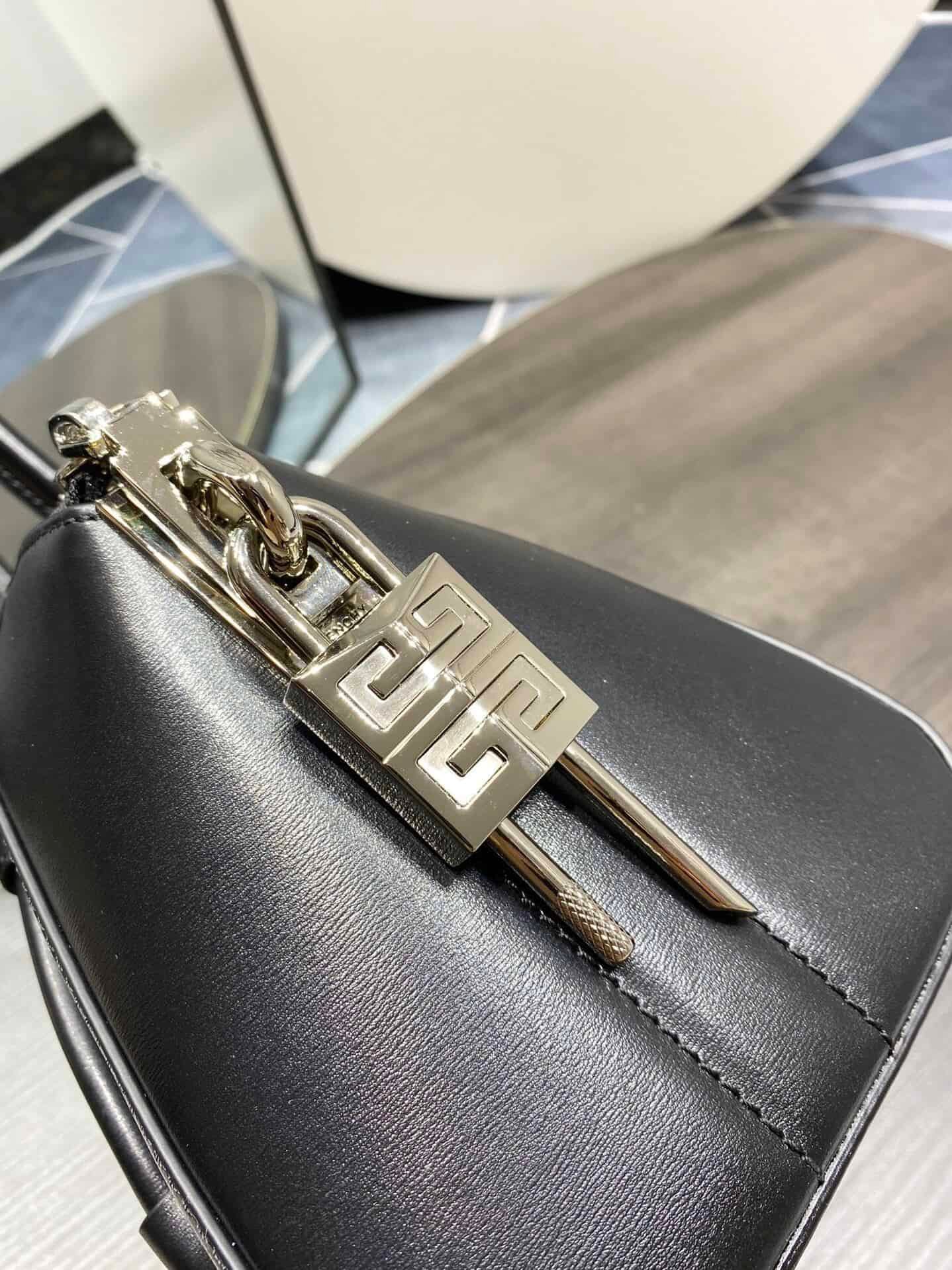 Givenchy Antigona Handbag - Black 77843 | Sandra Bags - Image 3