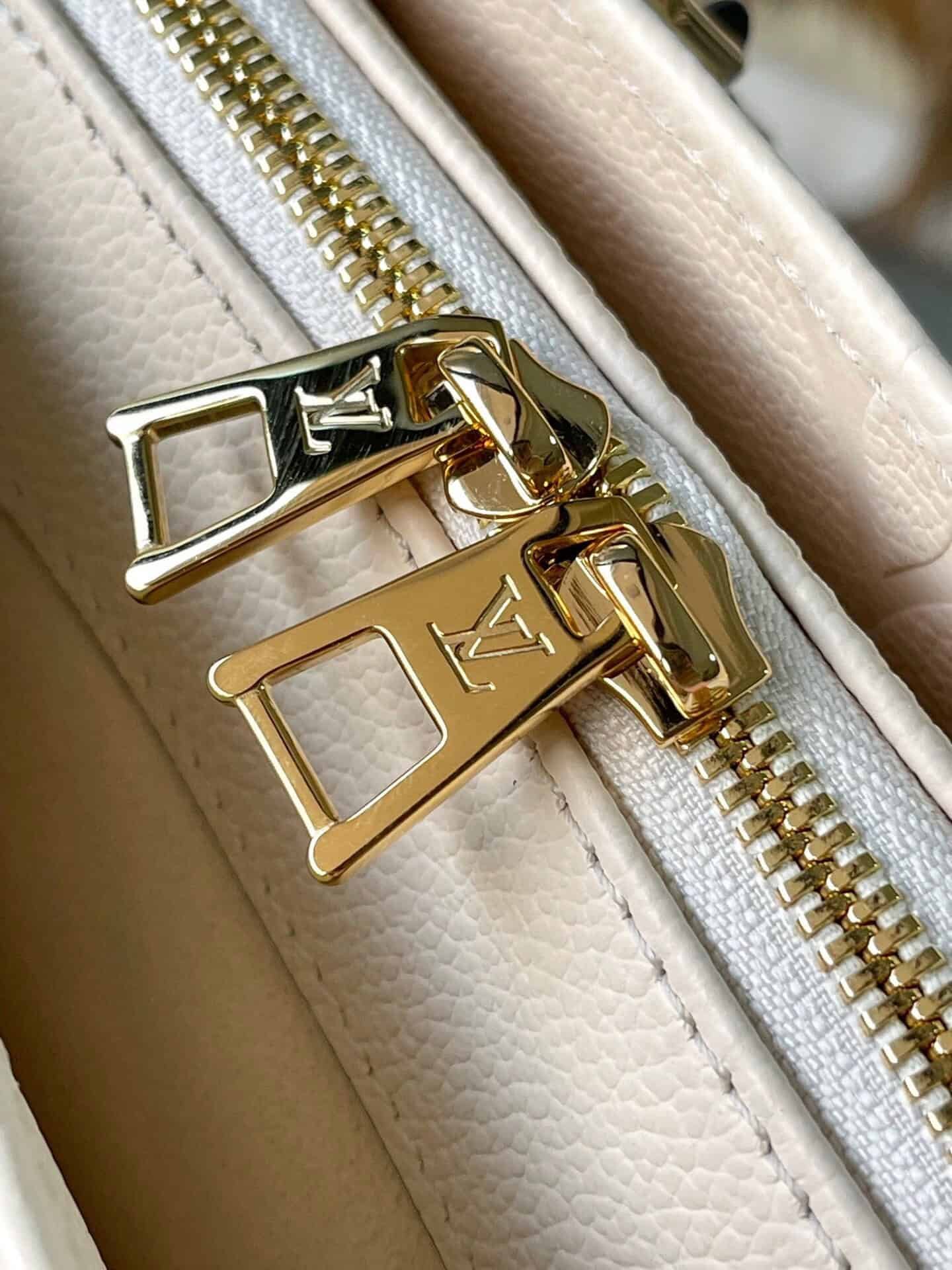 Louis Vuitton Onthego East West Handbag - White 93567 | Sandra Bags - Image 2