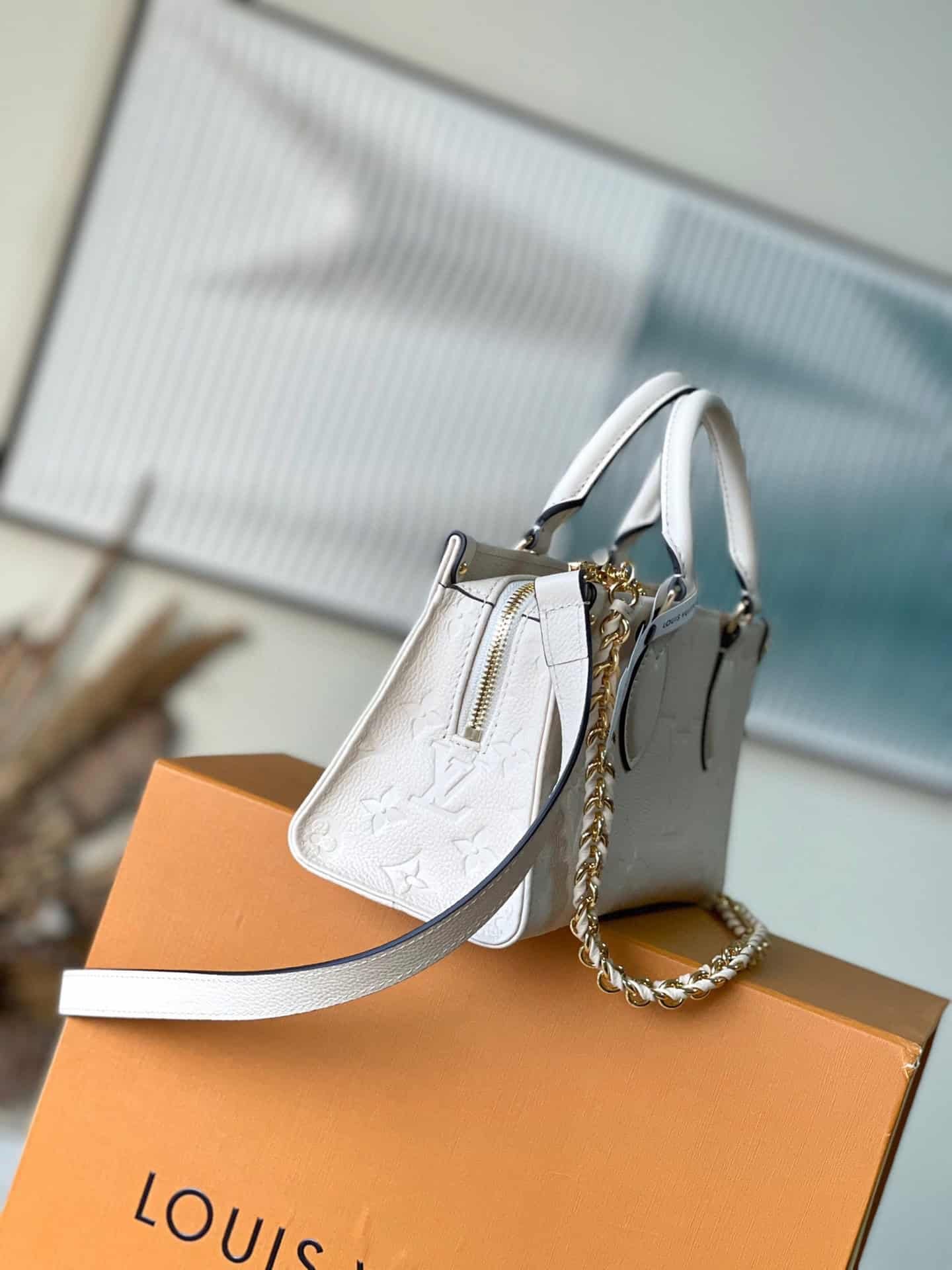 Louis Vuitton Onthego East West Handbag - White 93567 | Sandra Bags - Image 4