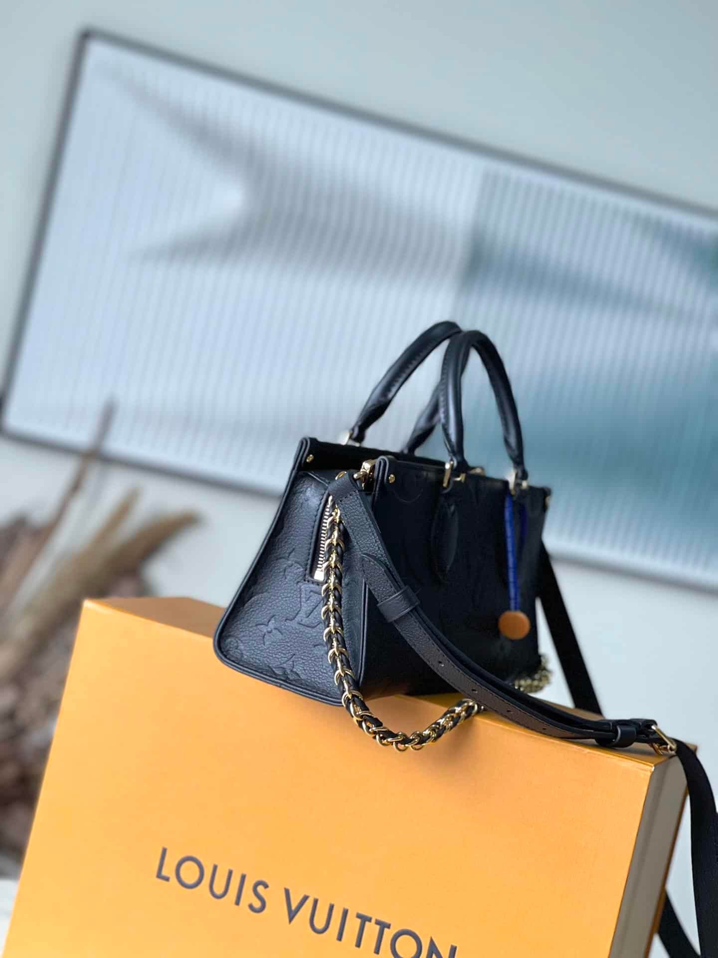 Louis Vuitton Onthego East West Handbag - Black 14976 | Sandra Bags - Image 5