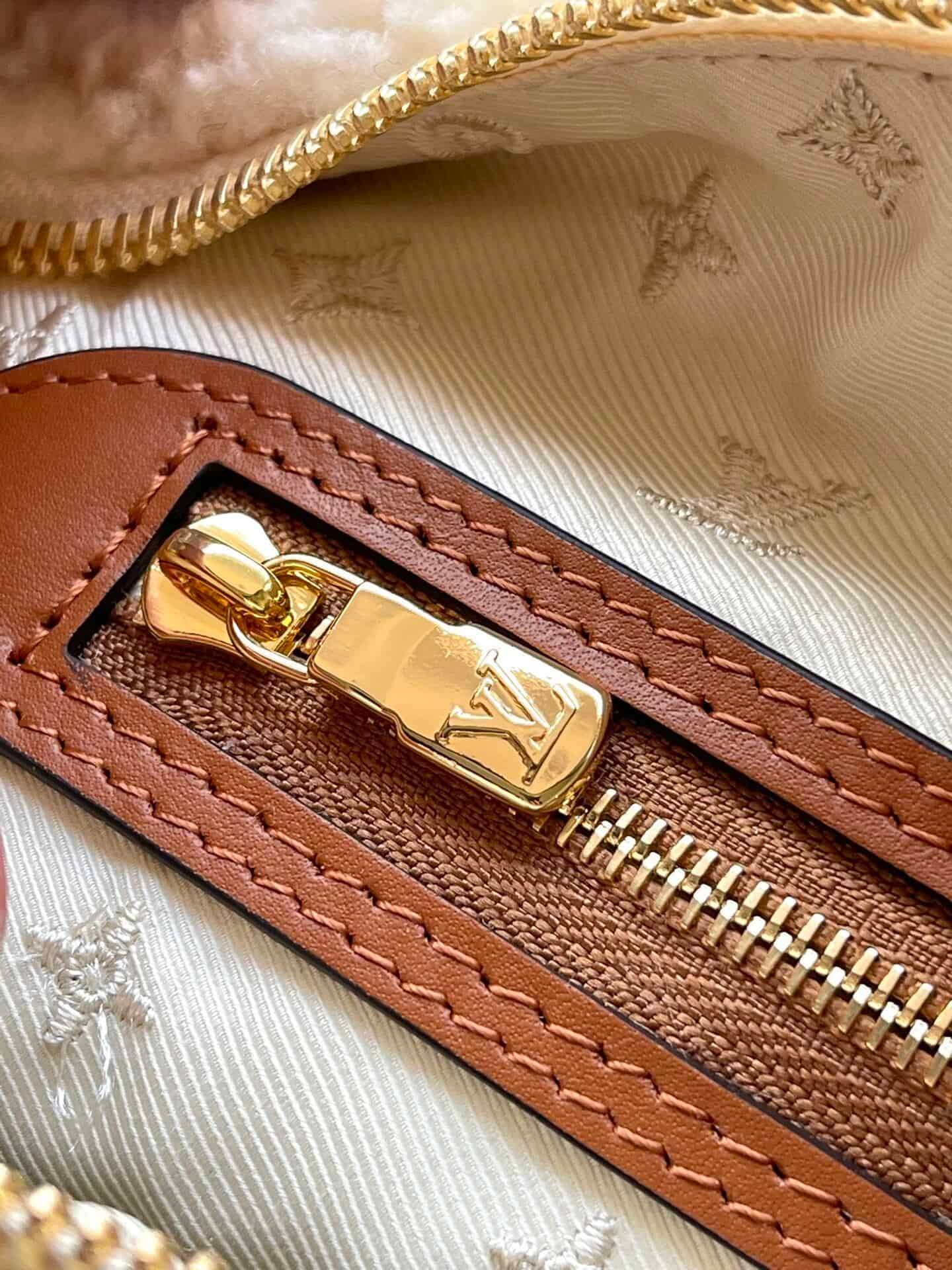 Louis Vuitton Speedy Bandouliere 25 Shearling Handbag - White 26856 | Sandra Bags - Image 3